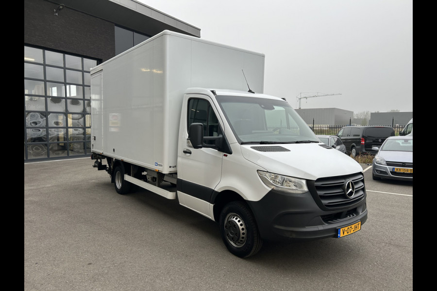 Mercedes-Benz Sprinter 516 CDI Bakwagen / 1000KG Laadklep / Zijdeur / MBUX / Camera / Carplay navigatie / Airco