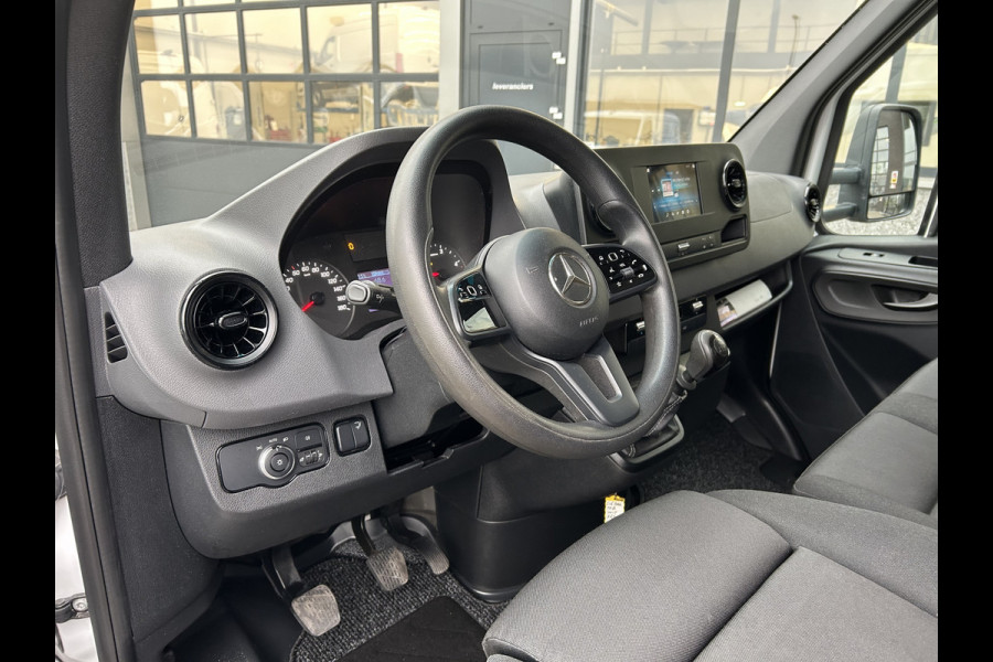 Mercedes-Benz Sprinter 516 CDI Bakwagen / 1000KG Laadklep / Zijdeur / MBUX / Camera / Carplay navigatie / Airco