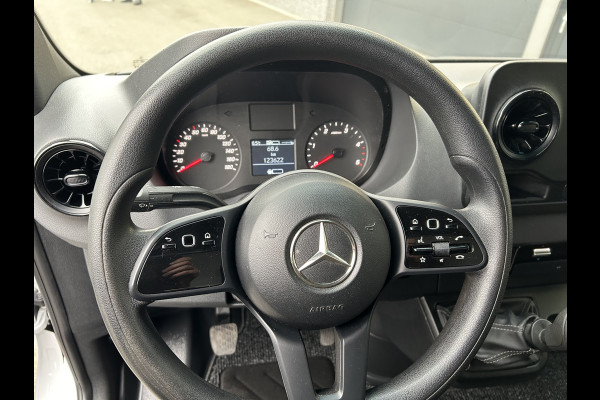 Mercedes-Benz Sprinter 516 CDI Bakwagen / 1000KG Laadklep / Zijdeur / MBUX / Camera / Carplay navigatie / Airco