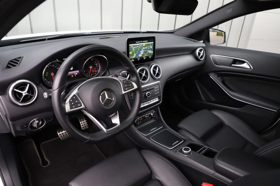 Mercedes-Benz A-Klasse 180 AMG Aut7 122PK | Pano | Sfeerverlichting | Keyles-go | Harman/kardon | Clima | Leder | Stoelverw. | Led | 2017.