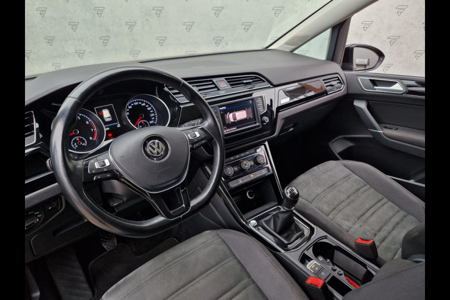 Volkswagen Touran 1.2 TSI Highline | 7 Persoons | Camera | Clima | Navi | PDC | Pano | Trekhaak | DAB |