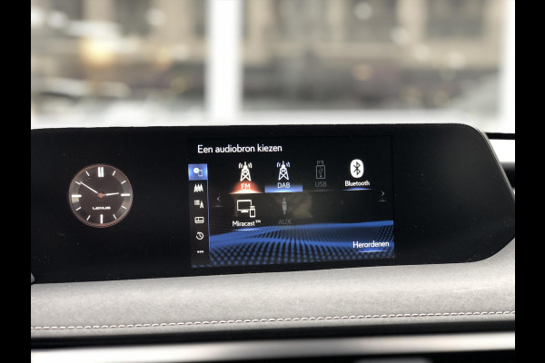 Lexus UX 300e 204pk Business | LED, 17 inch, Apple CarPlay/Android Auto, Parkeercamera, Elektrisch bedienbare stoel, BTW Auto