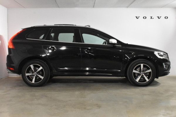 Volvo XC60 T5 245PK Automaat FWD R-Design / Panoramadak / Navigatie / Parkeersenoren V.&A. + Parkeercamera achter / Elek. verstelbare best. stoel met geheugen  / Stoelverwarming voor / Elek. bedienbare achterklep / Thuiskomer / Standkachel/