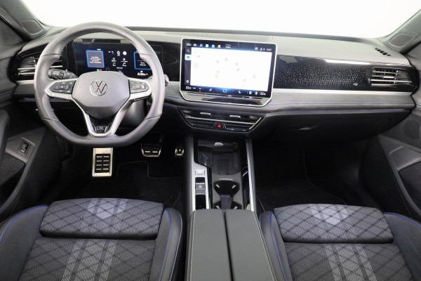 Volkswagen Passat Variant 1.5 eTSI R-Line Business 150 pk Automaat (DSG) | Verlengde garantie | Navigatie | Panoramadak | Elektr. trekhaak | Parkeersensoren (Park assist) | Black Style pakket |