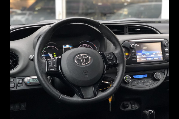 Toyota Yaris 1.5 Hybrid Aspiration Plus | Lichtmetalen velgen, Stoelverwarming, Cruise control, Parkeercamera, Bluetooth, Safety sense