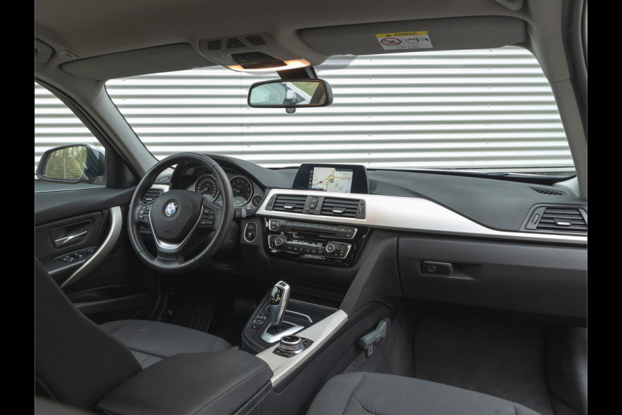 BMW 3 Serie Touring 318i - Trekhaak - LED - Navigatie - Bluetooth