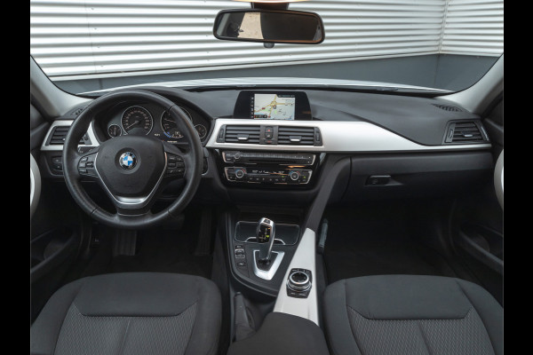 BMW 3 Serie Touring 318i - Trekhaak - LED - Navigatie - Bluetooth