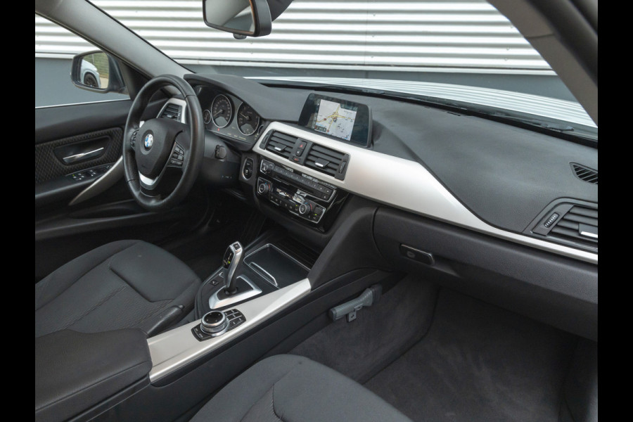 BMW 3 Serie Touring 318i - Trekhaak - LED - Navigatie - Bluetooth