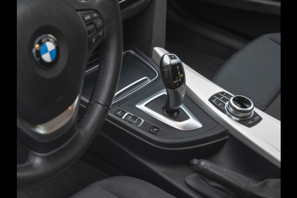 BMW 3 Serie Touring 318i - Trekhaak - LED - Navigatie - Bluetooth