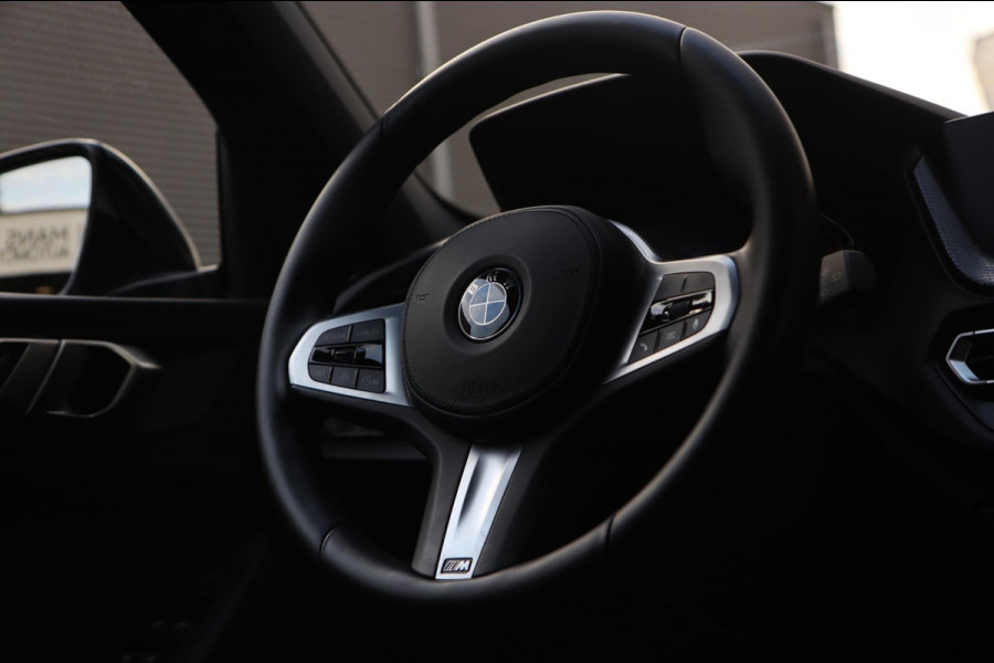 BMW 1-serie 118i M Sport / H&K / HUD / LIVE COCKPIT / LEDER / CAMERA / CARPLAY / 19''