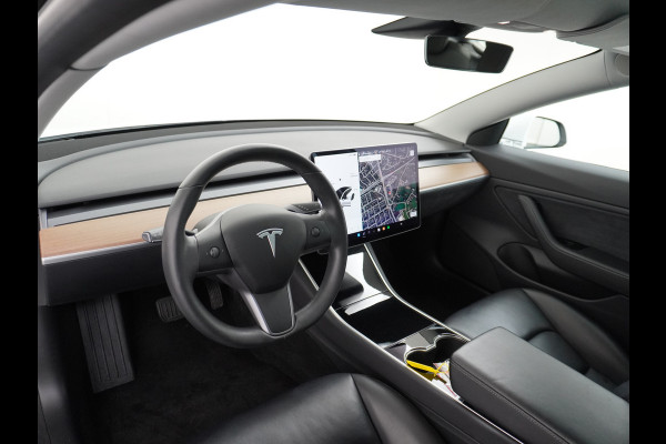 Tesla Model 3 SR+60kWh 325PK AutoPilot FSD.vb Premium-Luidsprekers Leer PanoDak Adaptive cruise 18" Camera's Elektr.-Stuur+Stoelen+Spiegels+Ge Ecc Navigatiesysteem full map LED-a+v Comfortstoel(en) ACC Dual-ECC DAB Voorverwarmen interieur via App Keyless via Telefoonsleutel One-Pedal-Drive