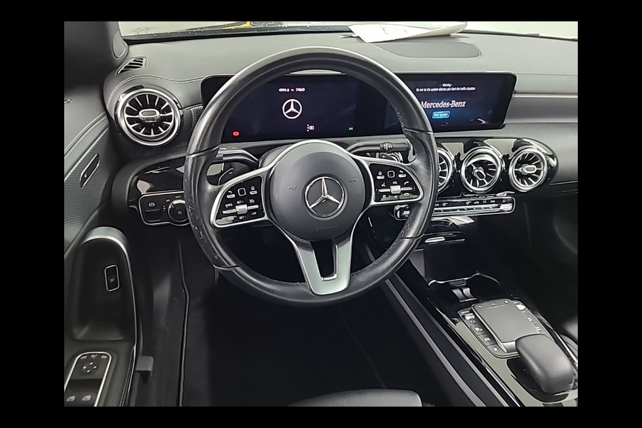 Mercedes-Benz CLA-Klasse 200 Business Solution Luxury [CAMERA, GROOT NAVIGATIE, APPLE CARPLAY, STOELVERWARMING, SPORTSTOELEN, SFEERVERLICHTING, CRUISE CONTROL, CLIMATE, NIEUWSTAAT]