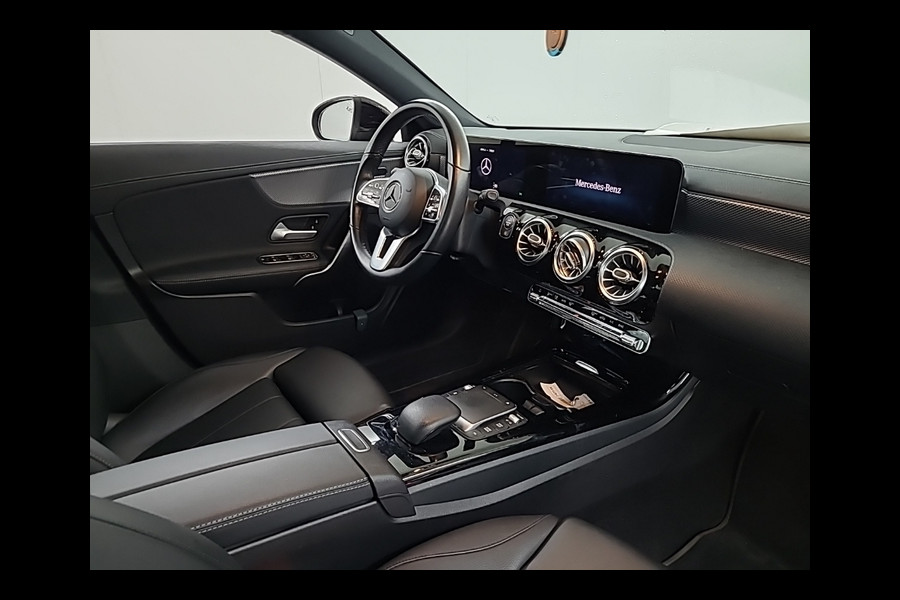 Mercedes-Benz CLA-Klasse 200 Business Solution Luxury [CAMERA, GROOT NAVIGATIE, APPLE CARPLAY, STOELVERWARMING, SPORTSTOELEN, SFEERVERLICHTING, CRUISE CONTROL, CLIMATE, NIEUWSTAAT]