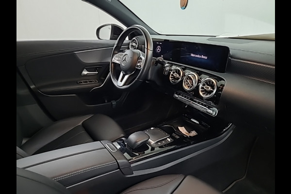 Mercedes-Benz CLA-Klasse 200 Business Solution Luxury [CAMERA, GROOT NAVIGATIE, APPLE CARPLAY, STOELVERWARMING, SPORTSTOELEN, SFEERVERLICHTING, CRUISE CONTROL, CLIMATE, NIEUWSTAAT]