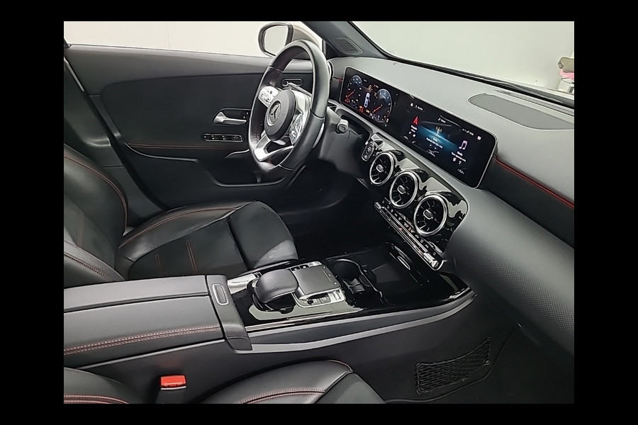 Mercedes-Benz A-Klasse 200 Business Solution AMG [PANORAMADAK, APPLE CARPLAY, LEDER, CRUISE CONTROL, STOELVERWARMING, PDC, CAMERA, BLUETOOTH, NAVIGATIE, NIEUWSTAAT]