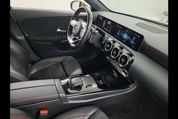 Mercedes-Benz A-Klasse 200 Business Solution AMG [PANORAMADAK, APPLE CARPLAY, LEDER, CRUISE CONTROL, STOELVERWARMING, PDC, CAMERA, BLUETOOTH, NAVIGATIE, NIEUWSTAAT]