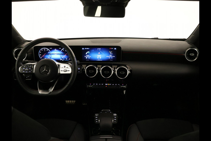 Mercedes-Benz A-Klasse 180 Business Solution AMG | Achteruitrijcamera | AMG-Line interieur | AMG-Line Exterieur | Smartphone-integratie | Stoelverwarming | Navigatie | Inclusief 24 maanden MB Certified garantie voor Europa.