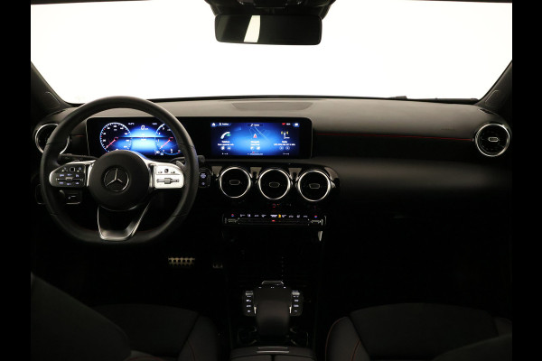 Mercedes-Benz A-Klasse 180 Business Solution AMG | Achteruitrijcamera | AMG-Line interieur | AMG-Line Exterieur | Smartphone-integratie | Stoelverwarming | Navigatie | Inclusief 24 maanden MB Certified garantie voor Europa.