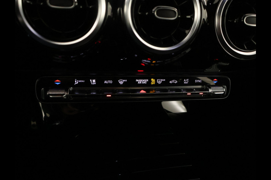 Mercedes-Benz A-Klasse 180 Business Solution AMG | Achteruitrijcamera | AMG-Line interieur | AMG-Line Exterieur | Smartphone-integratie | Stoelverwarming | Navigatie | Inclusief 24 maanden MB Certified garantie voor Europa.