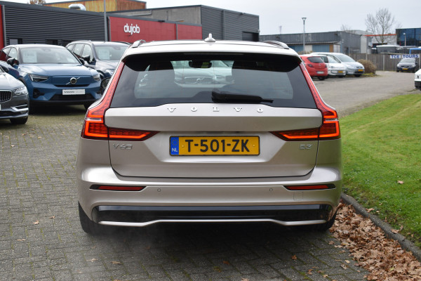 Volvo V60 B3 177PK Plus Dark | Trekhaak | H&K | 360 camera | ACC | Panoramadak | Stuurverwarming | 18"LMV