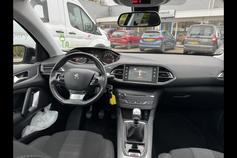 Peugeot 308 1.2 PureTech Allure 130pk Trekhaak | Panorama dak | Achteruitrijcamera | Navigatie | Cruise control | Bluetooth