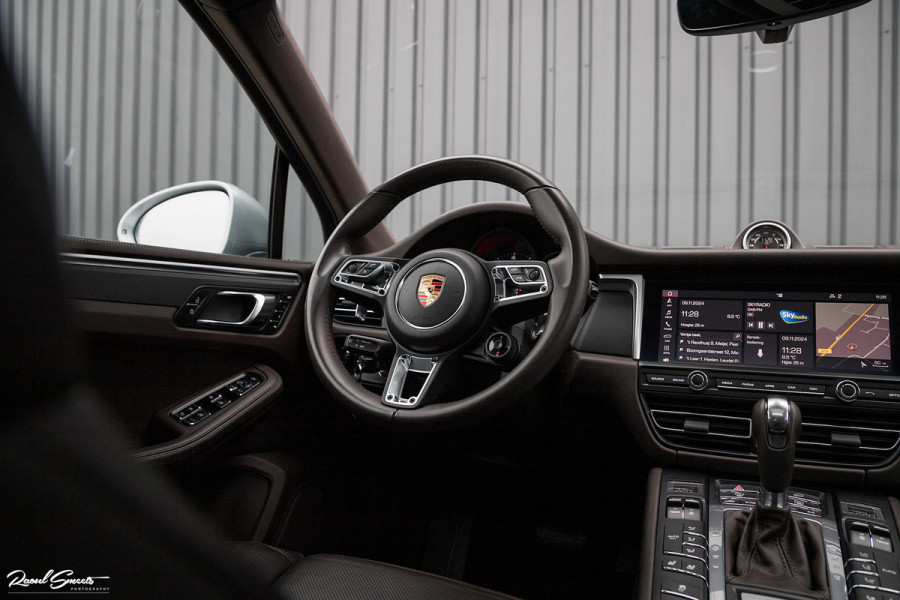 Porsche Macan 2.0 | SportChrono | Luchtvering | Spyder wielen | Memory stoelen | Stoelverw/koeling |