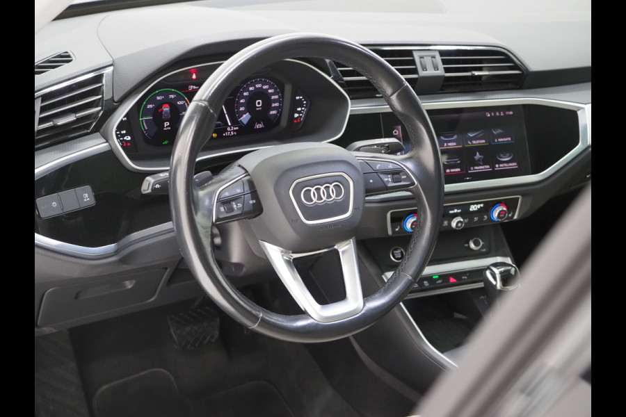 Audi Q3 45 TFSI e edition | Panoramadak | Leder | Keyless | Carplay | Dodehoekdetectie