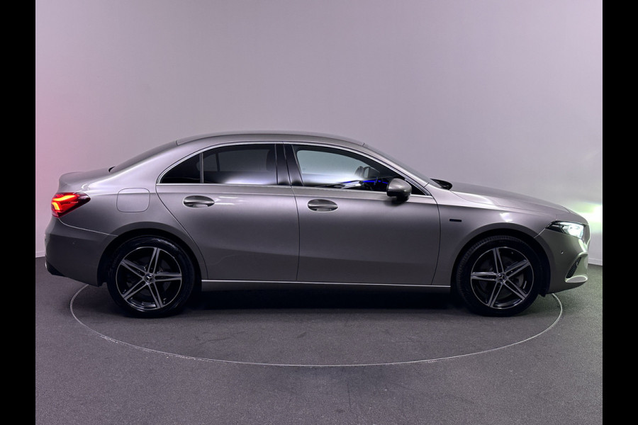 Mercedes-Benz A-Klasse 250 e Progressive Plug In Hybrid 218pk PHEV | Adaptive Cruise  | MBUX Widescreen | Navi | Carplay | Sfeerverlichting | Trekhaak af Fabriek | Sportstoelen Verwarmd | 18"L.M | Sfeerverlichting |