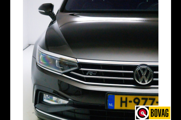 Volkswagen Passat Variant 1.5 TSI Elegance Business R 150 PK Panoramadak, Travel-assist, Stoelverw, Half leer/alcan, Camera, Navigatie, Trekhaak