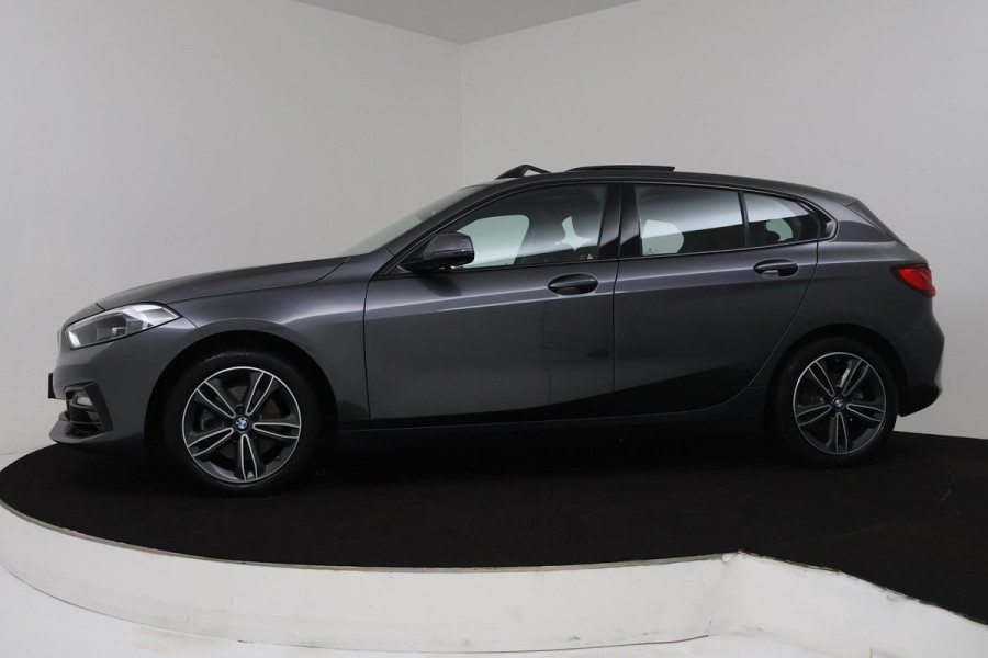 BMW 1-serie 118i Executive Edition Automaat (PANORAMADAK, NAVIGATIE, PDC, VIRTUAL, CAMERA, CRUISE, NL-AUTO, DEALER ONDERHOUDEN)