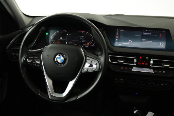 BMW 1-serie 118i Executive Edition Automaat (PANORAMADAK, NAVIGATIE, PDC, VIRTUAL, CAMERA, CRUISE, NL-AUTO, DEALER ONDERHOUDEN)