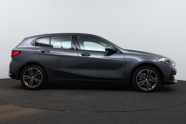 BMW 1-serie 118i Business Edition Automaat (NAVIGATIE, CARPLAY, SPORTSTOELEN, LED, 1e EIGENAAR, DEALER ONDERHOUDEN)