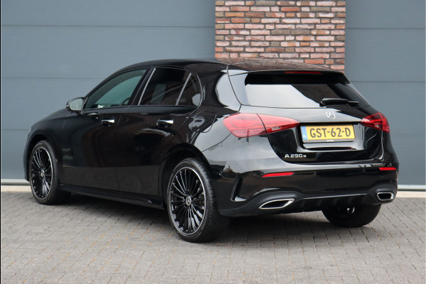 Mercedes-Benz A-Klasse 250 e AMG Line Aut8 | Distronic | Burmester | Keyless Go | Verwarmd Stuurwiel | Camera | Multibeam LED | Sfeerverlichting | Nightpakket | Zitcomfortpakket |