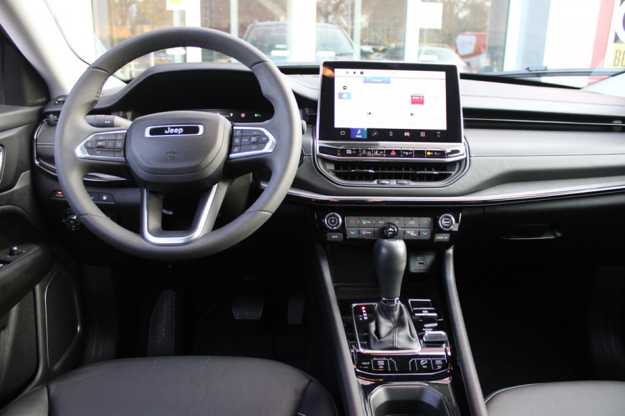 Jeep Compass 4xe S 240PK PHEV AUTOMAAT | NAVIGATIE 10,25 "TOUCHSCREEN | APPLE CARPLAY/ANDROID AUTO | ACHTERUITRIJ CAMERA | DAB+ RADIO | CLIMATE CONTROL | 19"GLOSS BLACK LICHTMETALEN VELGEN | ADAPTIVE / CRUISE CONTROL | DIGITAAL INSTRUMENTENPANEEL | LEDEREN BEKLEDING | ELEKTRISCH BEDIENBARE ACHTERKLEP | FULL LED KOPLAMPEN | LED MISTLAMPEN / BOCHTVERLICHTING | KEYLESS ENTRY & START | DRAADLOOS LADEN |