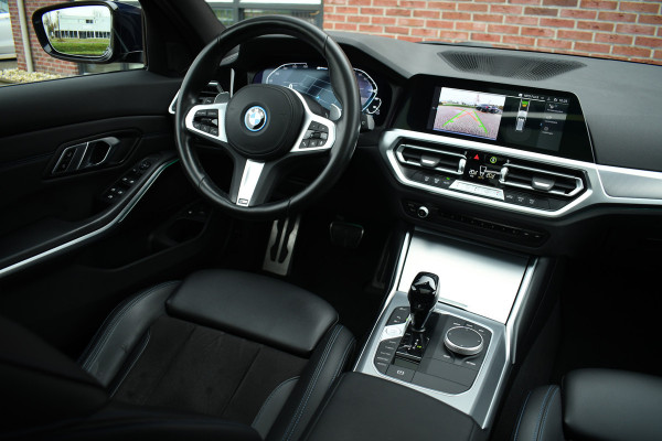 BMW 3 Serie Touring 330e xDrive M-Sport Pano Trekhaak Camera HiFi