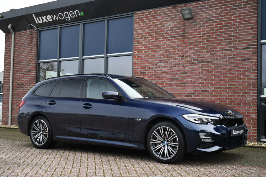 BMW 3 Serie Touring 330e xDrive M-Sport Pano Trekhaak Camera HiFi