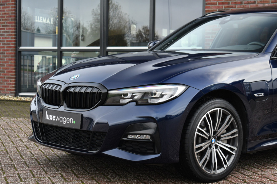 BMW 3 Serie Touring 330e xDrive M-Sport Pano Trekhaak Camera HiFi