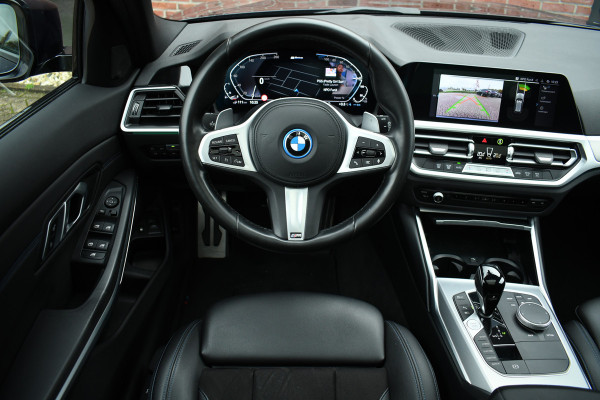 BMW 3 Serie Touring 330e xDrive M-Sport Pano Trekhaak Camera HiFi