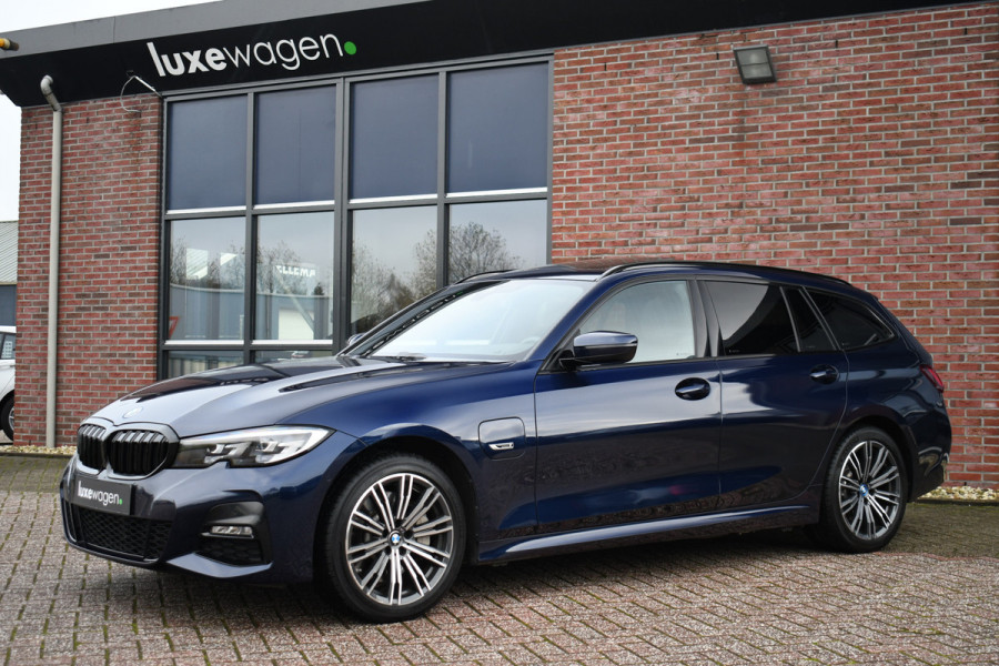 BMW 3 Serie Touring 330e xDrive M-Sport Pano Trekhaak Camera HiFi