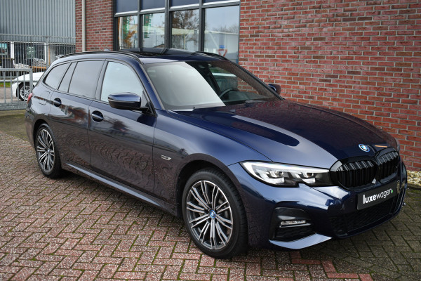 BMW 3 Serie Touring 330e xDrive M-Sport Pano Trekhaak Camera HiFi