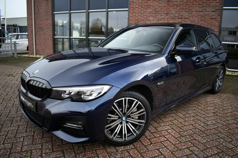 BMW 3 Serie Touring 330e xDrive M-Sport Pano Trekhaak Camera HiFi