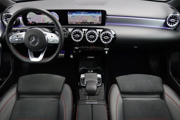 Mercedes-Benz A-Klasse A 220 AMG Line / PANODAK / CAMERA / CARPLAY / 18''