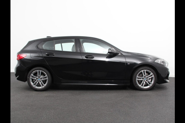 BMW 1-serie 118i | Climate Control | Adeptieve cruise control | Stoelverwarming | LED | Parkeersensoren | M Sport | Apple carplay / Andriod auto