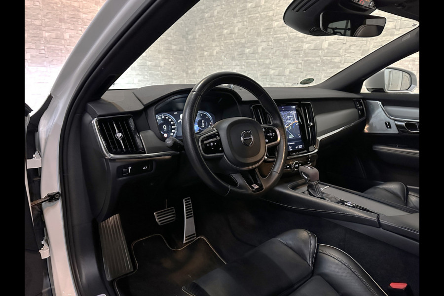 Volvo V90 2.0 D5 AWD R-Design | Panorama | ACC | Bowers & Wilkins | Pilot-Assist | Trekhaak | Keyless-Entry | Memory | 21'' | Stoelverwarming V+A | Stuurwielverwarming | LED | Camera | Carplay |