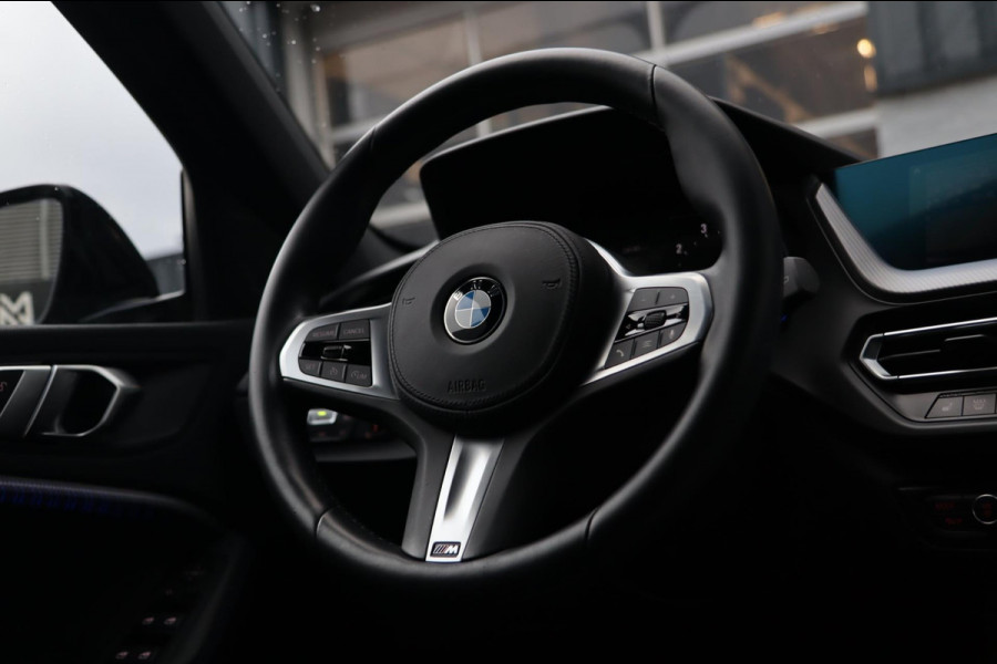 BMW 1-serie 118i M Sport / DODEHOEK / HUD / CAMERA / CARPLAY / 17''