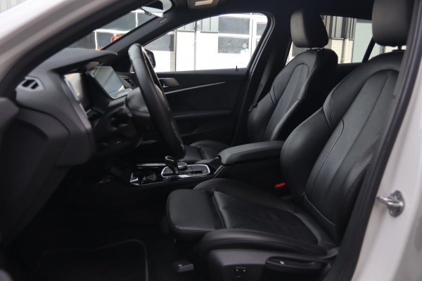 BMW 1-serie 120i / KEYLESS / LIVE COCKPIT / DODEHOEK / CARPLAY / LEDER / 18''