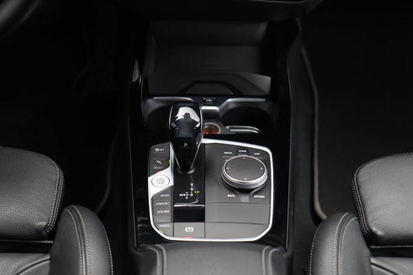 BMW 1-serie 120i / KEYLESS / LIVE COCKPIT / DODEHOEK / CARPLAY / LEDER / 18''