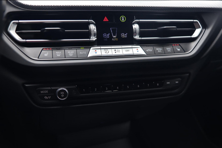 BMW 1-serie 120i / KEYLESS / LIVE COCKPIT / DODEHOEK / CARPLAY / LEDER / 18''