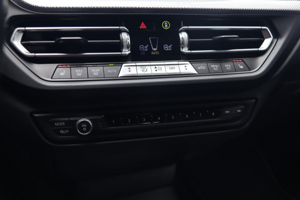 BMW 1-serie 120i / KEYLESS / LIVE COCKPIT / DODEHOEK / CARPLAY / LEDER / 18''