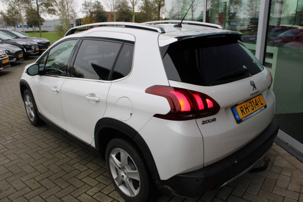 Peugeot 2008 1.2 PureTech 110 PK Allure | Trekhaak | Panoramadak | Climate Control | Camera | Cruise Control | Winterbandenset | Distributieriem net vervangen | Dealeronderhouden